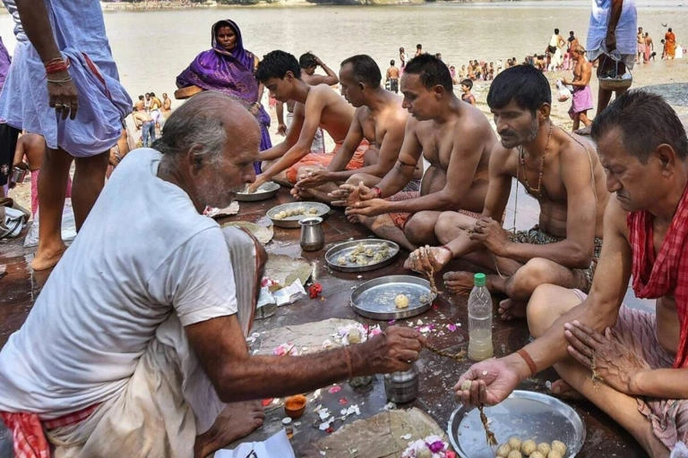 दैनिक जीवन में तनाव कम करने और मानसिक शांति के लिए योग व ध्यान को बनाएं दिनचर्या का हिस्सा